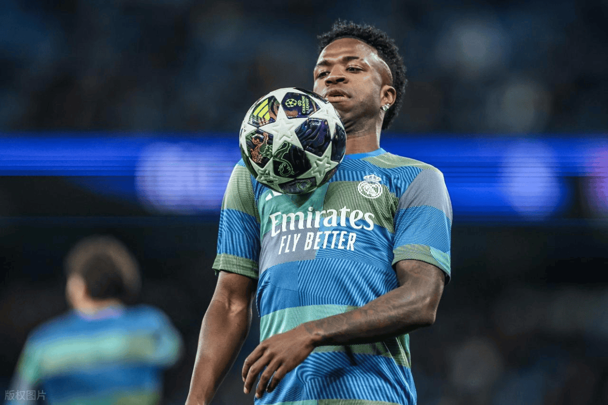 欧冠最大冤案？B席红牌引争议，球迷怒喷：裁判毁了比赛！